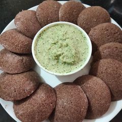 A picture of Ragi idli.