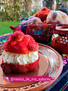 Una foto de 💀 PAN DE MUERTO RELLENO DE CREMA CHANTILLY 🏵️