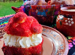 Una foto de 💀 PAN DE MUERTO RELLENO DE CREMA CHANTILLY 🏵️