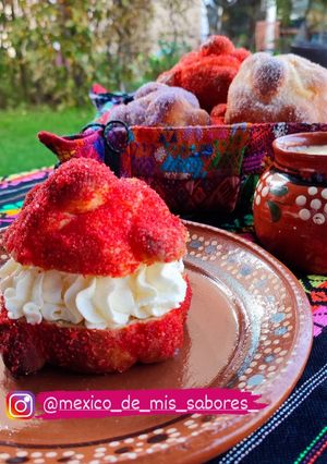 Una foto de 💀 PAN DE MUERTO RELLENO DE CREMA CHANTILLY 🏵️
