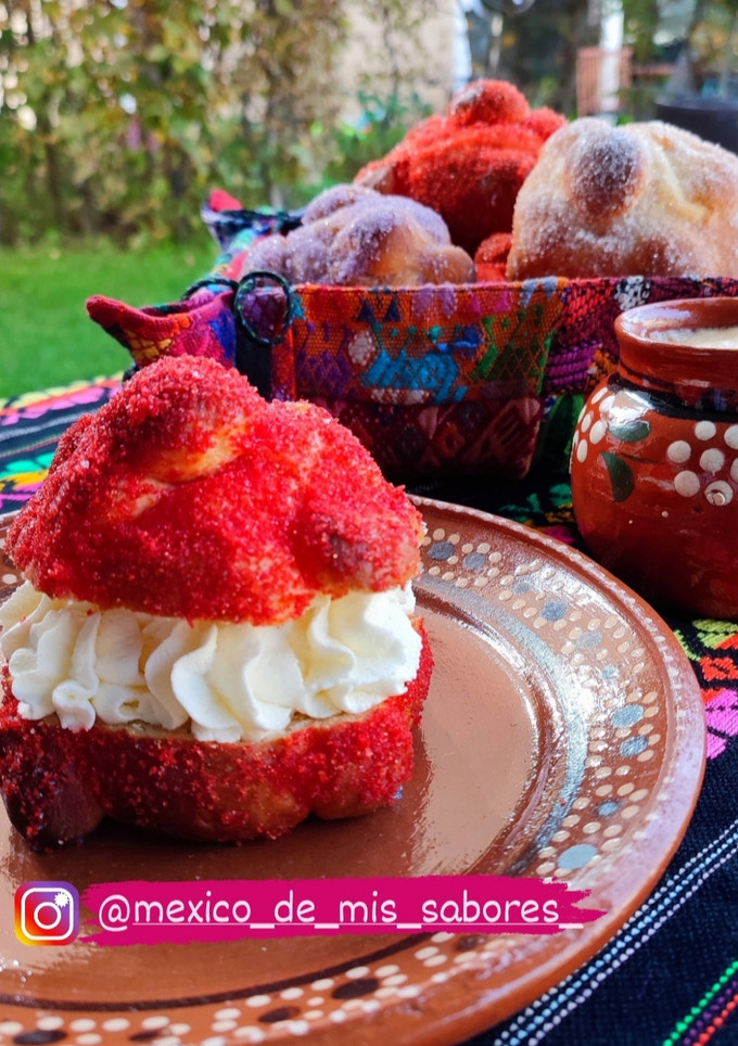 Una foto de 💀 PAN DE MUERTO RELLENO DE CREMA CHANTILLY 🏵️