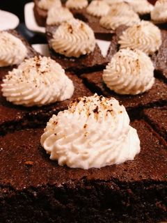 Una foto de Bizcocho de chocolate con crema de café