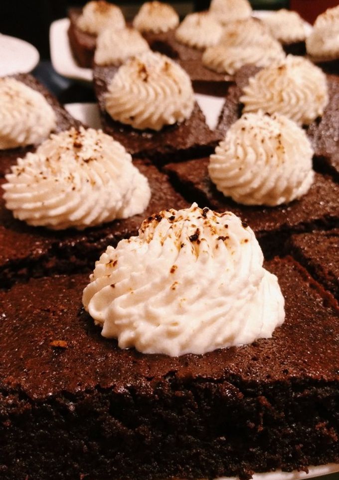 Una foto de Bizcocho de chocolate con crema de café