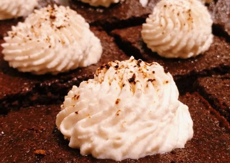 Bizcocho de chocolate con crema de café