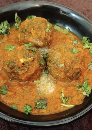 A picture of Spinach balls in Gravy.