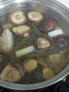 剝皮辣椒香菇雞湯 的食譜成品照片