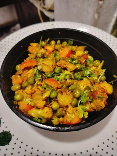 A picture of मटर गोभी आलू की सब्जी.