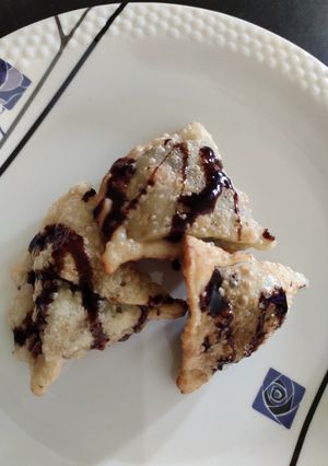 A picture of Chocolate truffle samosa.