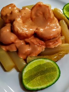 Una foto de ESPÁRRAGOS Blancos coronados con🍤Langostinos y Salsa Rosa...!😋