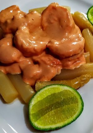 Una foto de ESPÁRRAGOS Blancos coronados con🍤Langostinos y Salsa Rosa...!😋