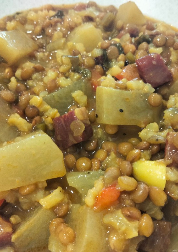 Una foto de Lentejas con jamón y verduras