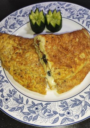 A picture of Fluffy Cheese Omelette With Black olives 😋🥚🍽️.