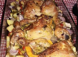 Una foto de Pollo al horno con patatas y verduras