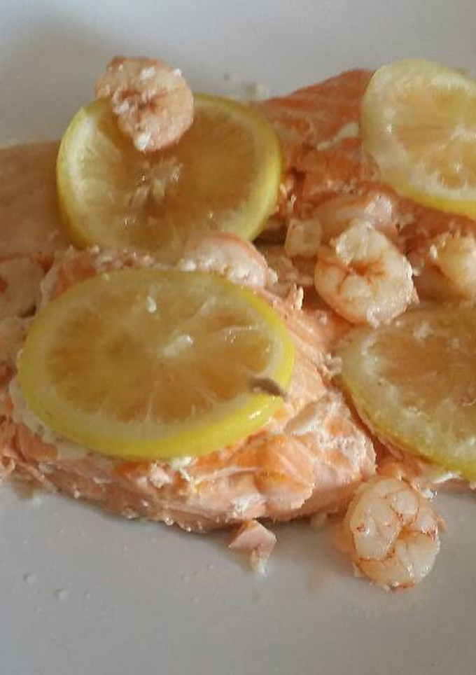 Una foto de Salmón con gambas al papillote