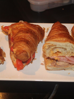Una foto de Cruasanes con atún y jamón cocido