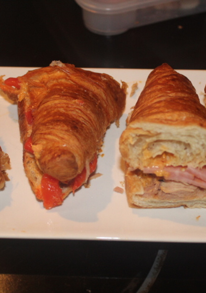 Una foto de Cruasanes con atún y jamón cocido