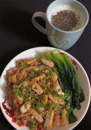 Hình của món Phở gạo lứt trộn ức gà.
