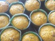 Una foto de muffins de zanahoria y nueces