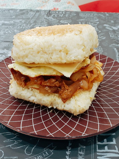 巨大的照燒雞米漢堡 的食譜成品照片
