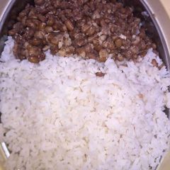 A picture of White rice nd beans with salad.