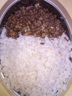 A picture of White rice nd beans with salad.