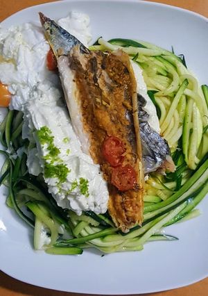 Une photo de Maquereau au curry sur chantilly au citron et courgette spaghetti