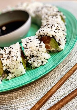 Фото Роли з лососем, авокадо та сиром філадельфія🍣.