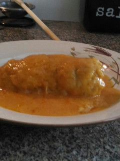 Una foto de Muslo de pollo relleno con salsa