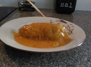 Foto principal de Muslo de pollo relleno con salsa