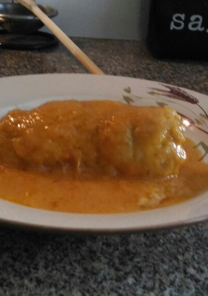 Una foto de Muslo de pollo relleno con salsa