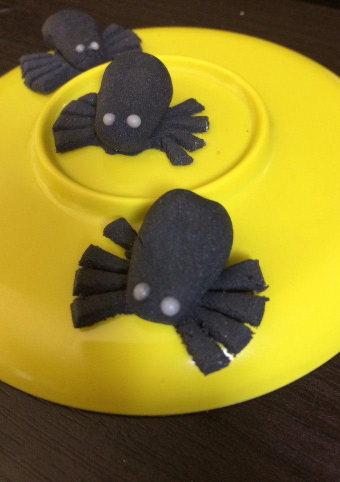Una foto de Arañas de pastillaje para Halloween 👻👻