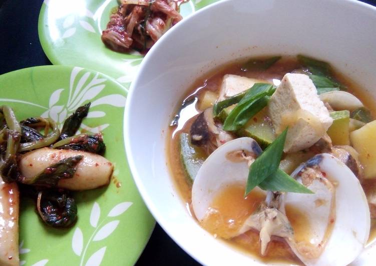Doenjang jjiggae (sup pasta kedelai)