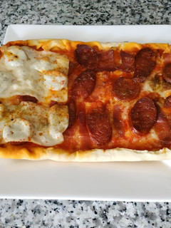 Una foto de Pizza casera de chorizo y jamón