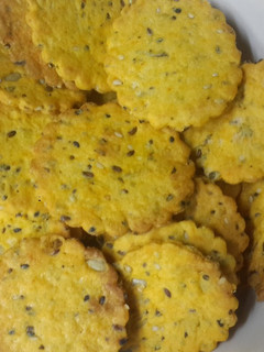Una foto de Galletitas crackers de queso semillas y especias.🍪🍪🍪