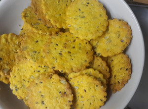 Una foto de Galletitas crackers de  queso semillas y especias.🍪🍪🍪