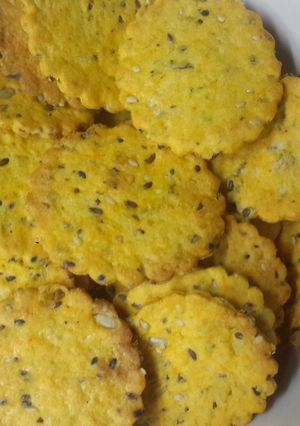 Una foto de Galletitas crackers de  queso semillas y especias.🍪🍪🍪
