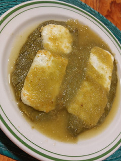 Una foto de Nopales y queso panela asados con salsa verde