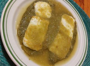 Una foto de Nopales y queso panela asados con salsa verde