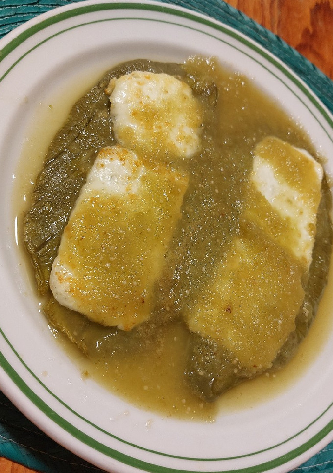 Una foto de Nopales y queso panela asados con salsa verde