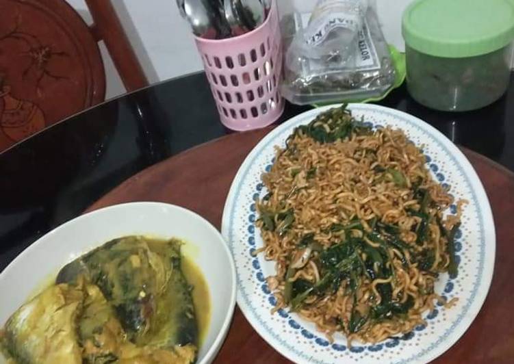 Bagaimana Menyiapkan Mie goreng Kangkung Top Enaknya