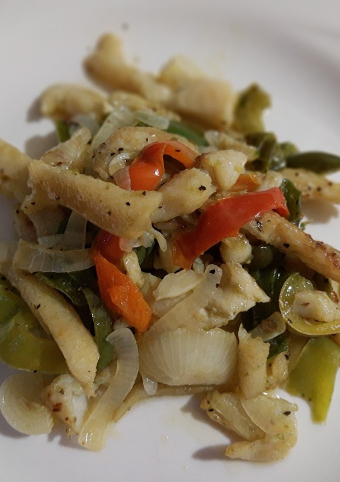 Una foto de Fajitas de filetes de pescado con pimientos y cebolla blanca