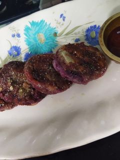 बीट रूट कटलेट (beetroot cutlets recipe in marathi) रेसिपी चे मुख्य फोटो