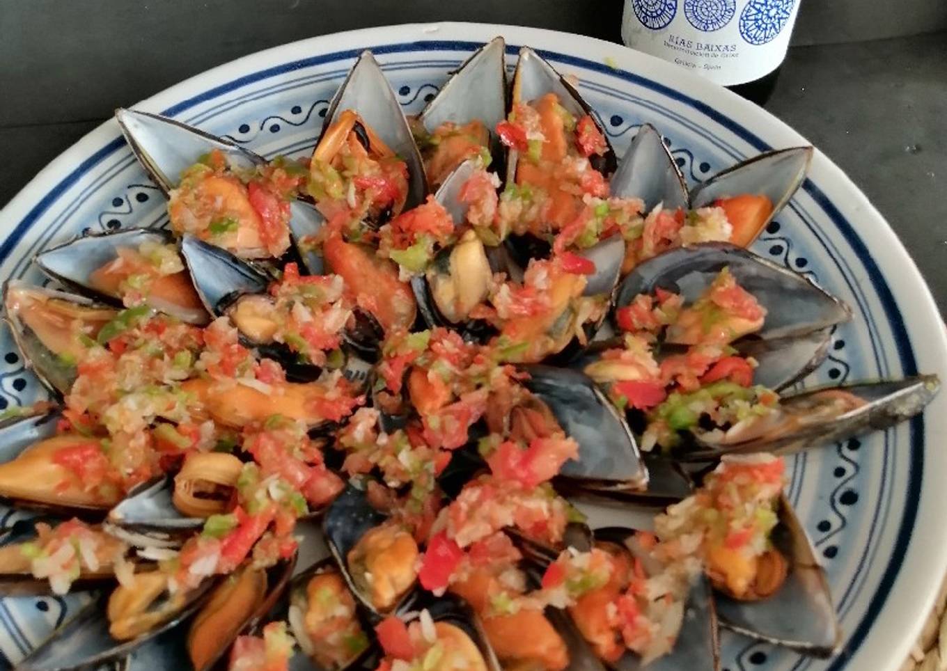 Mejillones con pipirrana