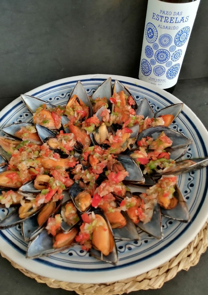 Una foto de Mejillones con pipirrana
