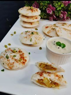 बटाटा बड़ा स्टफ्ड इडली (batata vada stuffed idli recipe in Hindi) रेसिपी मुख्य फोटो