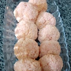 A picture of Coconut Macarons.