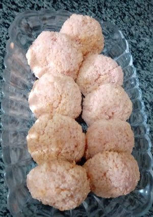 A picture of Coconut Macarons.