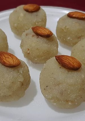 ओल्या नारळाचे लाडू (olya naralache ladoo recipe in marathi) रेसिपी चे मुख्य फोटो 