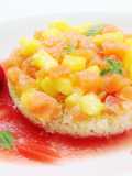 Tartare di salmone con mango, e cous cous su gazpacho di pomodoro e fragole