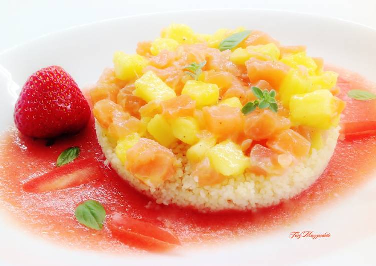Tartare di salmone con mango, e cous cous su gazpacho di pomodoro e fragole